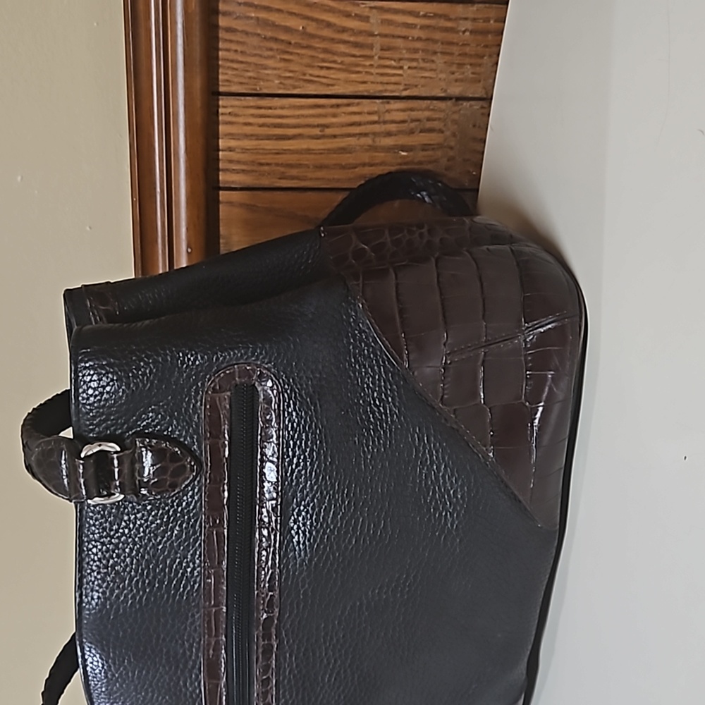 Brighton Vintage Leather Shoulder Bag - Picture 10 of 17